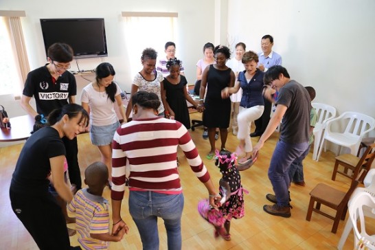 青年大使團與聖露西亞中途之家兒童跳舞同樂