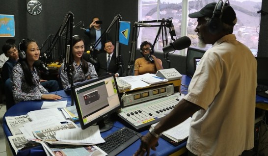 青年大使團員吳慶蓀(左)及蔡婷育(右)在駐聖露西亞大使章計平(右2)陪同下接受聖露西亞WVENT電台專訪