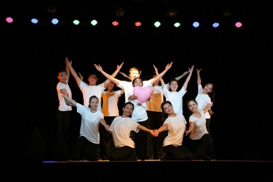 青年大使團在聖露西亞國家文中心舉行文化訪演一幕-「青年有愛，全球關懷」