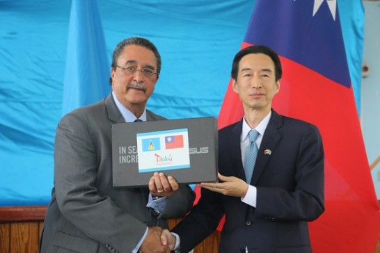 中華民國駐聖露西亞大使牟華瑋與總理安東尼(Kenny Anthony)共同主持我國援贈聖露西亞中學電腦計畫捐贈典禮