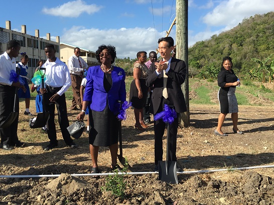 牟大使華瑋陪同露國總督露薏絲(Dame Pearlette Louisy)種植果樹
