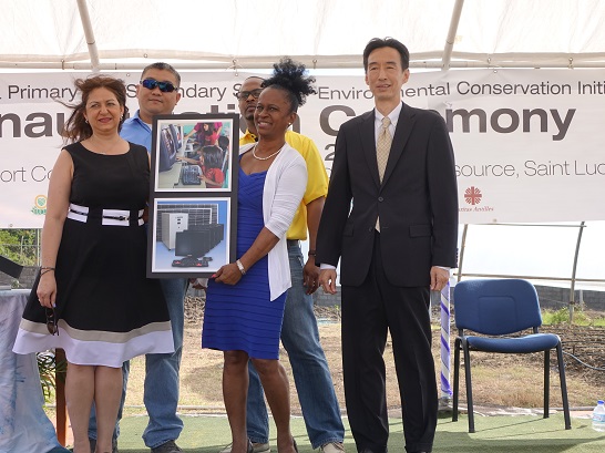 牟大使與美國糧食濟貧組織代表馬馥(左一)將電腦教學設備贈與約克福中學