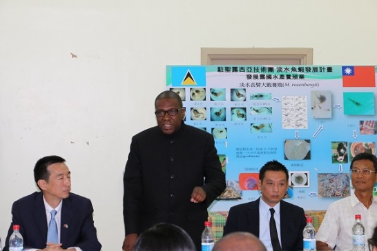 中華民國駐聖露西亞大使牟華瑋在露國拉伯瑞(Laborie)區與選區國會議員暨外交部長包提斯(Alva Baptiste)共同主持水產養殖講習班開幕典禮。