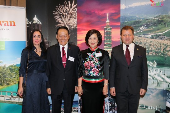 葛大使夫婦與立陶宛國會友臺小組議員Mantas Adomenas夫婦合影