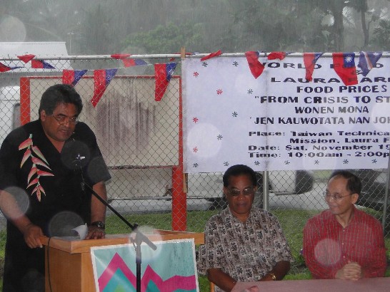 聯合國糧農組織太平洋分區代表Dr. Vili Fuavao致詞（右起為馬久羅代理市長Carlson Timothy、駐馬紹爾李大使自剛）