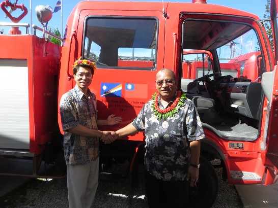 On behalf of the People and the Government of the Republic of China (Taiwan), H.E. Ambassador Winston Wen-yi Chen donated 2 fire trucks to the Republic of the Marshall Islands at the ICC on October 21, 2014.  H.E. President Christopher Loeak, Minister of Internal Affairs David Kabua, Minister of Justice Rien Morris, Minister of Finance Jack Ading, Vice Speaker Caios Lucky, Senator Kenneth Kedi, Acting Police Commissioner Jim Phillipo, Deputy Police Commissioner Harris Kaiko, and Fire Captain Grenalee Mitzutani and the staff from the ROC (Taiwan) Embassy all witnessed the fire truck donation. 