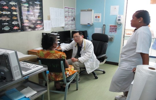 雙和醫院新陳代謝科何醫師志聰在馬久羅醫院位馬國病患看診