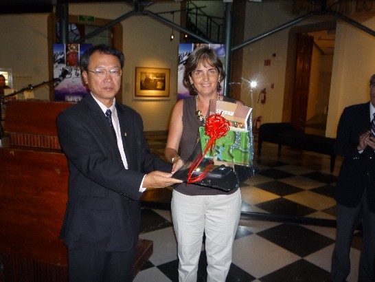 陳代表贈紀念品予歐維多教育組織（Grupo de Oviedo）董事長Gabriela Rivero以感謝伊對推動正體中文教育之貢獻