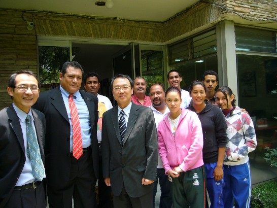 駐墨西哥代表處陳代表新東於本（29）日中午在代表處接見即將赴高雄參加由我「中華民國現代五項暨冬季兩項運動協會」所主辦之「2009年世界青年現代五項運動錦標賽」之墨西哥國家代表隊成員，並以簡單茶會方式為代表團加油。