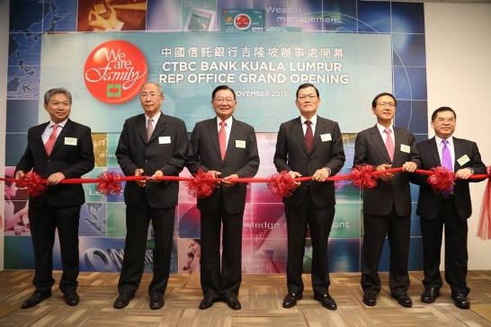 駐馬來西亞代表處章大使計平(右三)與中國信託金控最高顧問江資政丙坤(左三)、獨立董事王鍾渝(左二)、總經理陳佳文(右二)等，共同主持吉隆坡辦事處開幕儀式。