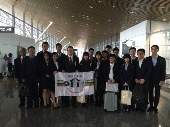 駐馬來西亞代表處章大使計平(前排左五)在吉隆坡國際機場歡迎「第14屆外交小尖兵」訪團一行來馬國訪問