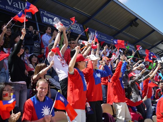 我方球隊得分，拉拉隊高聲歡呼