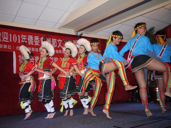 「撒咪林舞蹈團」8位舞者在舞台上演出