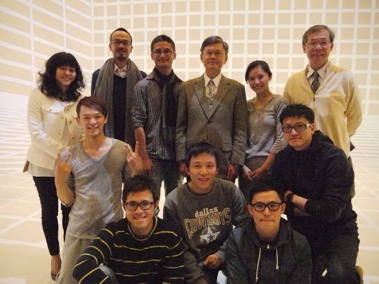 安娜琪舞蹈劇場團員與李代表光章（後排右3）合影