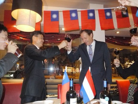 安多芬市市長Rob van Gijzel與李大使光章共同舉杯慶祝中華民國102年國慶