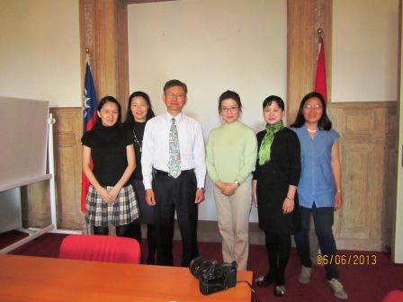 台南市政府教育局幼教及校園節能減碳國外參訪團一行四人由教育局秘書室主任莊燕如率團，於六月六日前來駐荷蘭代表處拜會李大使光章。