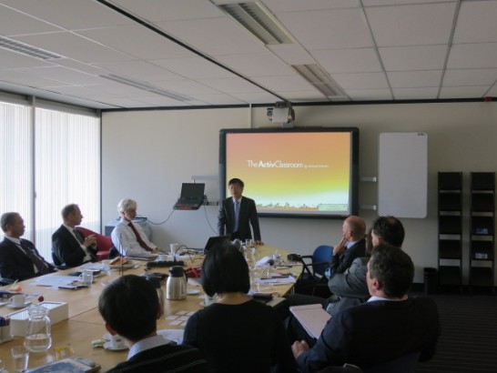 本處童參事本中於第20屆台荷經濟合作會議離岸風電組參訪荷蘭Enschade地區風電公司時，向與會荷商簡報兩岸經貿新情勢及對荷商的商機。