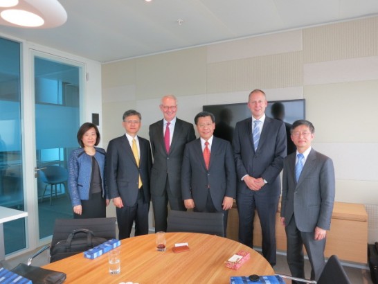 本處李大使光章陪同經濟部梁次長國新拜會荷蘭Philips公司後與該公司高層主管人員合影