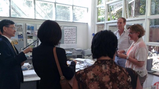 贏得台灣高雄市衛武營文化園區建築設計案之荷蘭麥卡諾建築事務所負責人法蘭馨.荷本女士歡迎駐荷蘭代表處李大使光章拜會並親自說明。