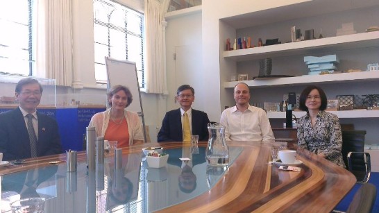 贏得台灣高雄衛武營文化園區建築設計案之荷蘭Mecanoo麥卡諾建築事務所負責人法蘭馨.荷本(Francine.Houben)女士及其國際計畫案主任福瑞索.凡德斯丁(Friso van der Steen)歡迎駐荷蘭代表處李大使光章、李參事國榮及林秘書靜文拜會。