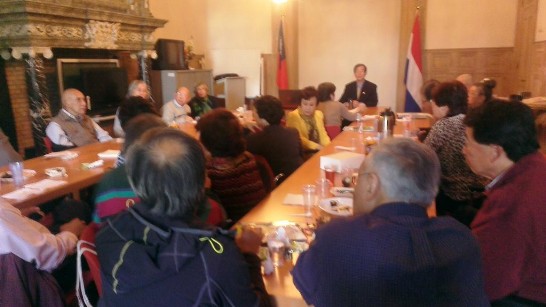 旅居荷蘭之華裔印尼人社團成員三十人於102年9月18日前來我駐荷蘭代表處拜會，聽取李參事國榮國情簡報及台灣觀光旅遊介紹。該社團組織成員將於十月七日前往台灣環島旅遊十天，其中多數成員從未曾去過台灣，這次選擇前往台灣旅遊，彼等特別感到親切與高興，願意前來代表處拜會並就旅遊行程交換意見。