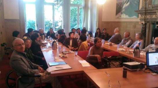 旅居荷蘭之華裔印尼人社團成員三十人於102年9月18日前來我駐荷蘭代表處拜會，聽取李參事國榮國情簡報及台灣觀光旅遊介紹。該社團組織成員將於十月七日前往台灣環島旅遊十天，其中多數成員從未曾去過台灣，這次選擇前往台灣旅遊，彼等特別感到親切與高興，願意前來代表處拜會並就旅遊行程交換意見。