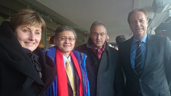 駐荷蘭李光章代表與恩多芬市長（最右）伉儷、鹿特丹市長（右二）合影。