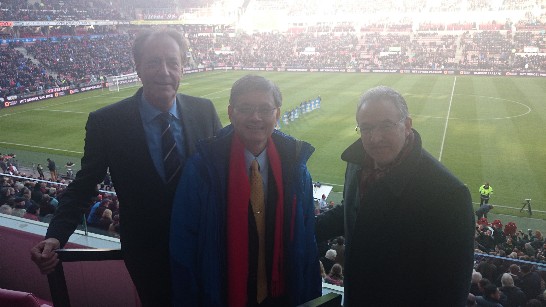 駐荷蘭李光章代表應邀出席荷蘭全國城市盃足球賽與恩多芬市長（左）及鹿特丹市長（右）於球賽開始前合影