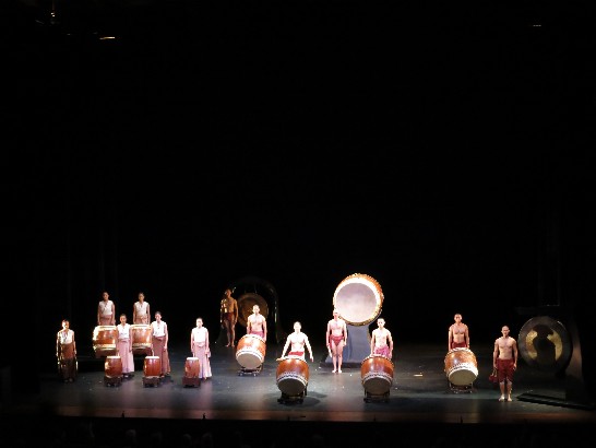 台灣知名表演團體優人神鼓應阿姆斯特丹音樂廳之邀，12月7日晚間在阿姆斯特丹音樂廳演出經典作品聽海之心。