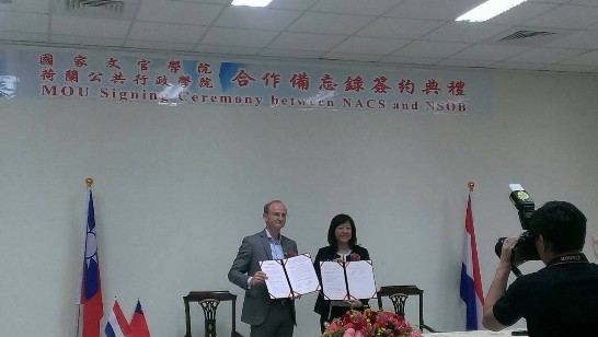中華民國國家文官學院5月16日與荷蘭公共行政學院(NSOB)於臺北簽訂「國家文官學院與荷蘭公共行政學院合作備忘錄」，由文官學院吳瑞蘭副院長與荷蘭公共行政學院副院長Dr. Martijn van der Steen代表簽約，外交部歐洲司副司長黃敏境、荷蘭貿易暨投資辦事處副代表Robert de Vries，以及本年6月即將赴荷蘭研習的國內中高階文官等30多人在場觀禮