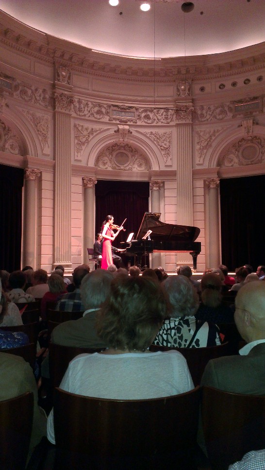 台灣傑出青年小提琴家洗柔，榮膺2014年The New Master on Tour，並應邀於5月25日在阿姆斯特丹皇家音樂廳Concertgebouw演出，獲得滿堂喝采。本處李大使光章曾偕同仁及300多位荷蘭貴賓出席聆聽。