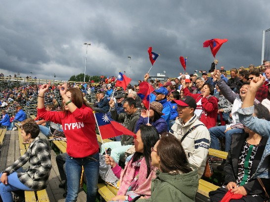 本處同仁及僑胞在8月16日共同為來荷參加「2014年世界盃女子壘球錦標賽」之中華隊加油