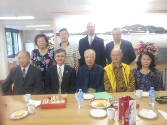 2014年9月5日，李大使光章返國述職剛結束，回到荷蘭後立即安排拜訪海牙永康樓長者。一方面慰問剛喪偶的僑務諮詢委員朱建人先生，同時在中秋之前向永康樓長者祝賀中秋快樂。