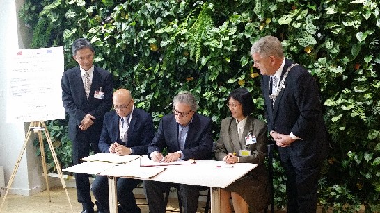 本處周大使台竹與Utrecht市長Jan van Zanen見證該市府經貿主任Albert Hutschemaeker與台灣企業國際化協助網絡(TGN)之代表許秀芳女士及高雄育成中心主任許勝凱先生三方簽署合作意向書。