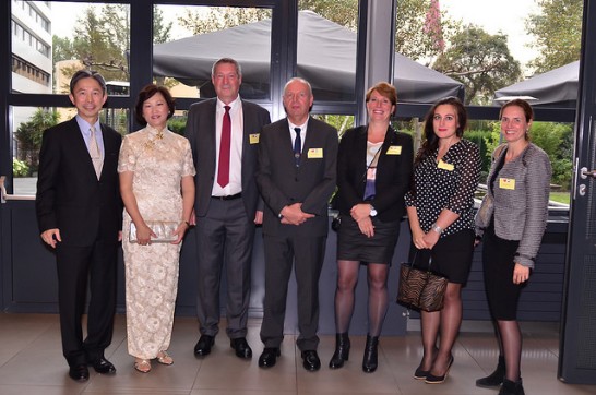 周台竹大使夫婦與參加本處慶祝104年國慶酒會賓客合影