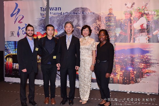 周大使夫婦在慶祝104年國慶酒會中與賓客合影