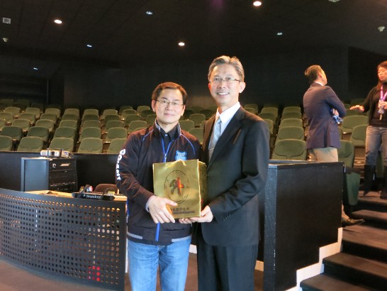 周大使夫婦率館員及台商會幹部拜會捷安特歐洲公司，致贈該公司總經理陳經才先生禮品