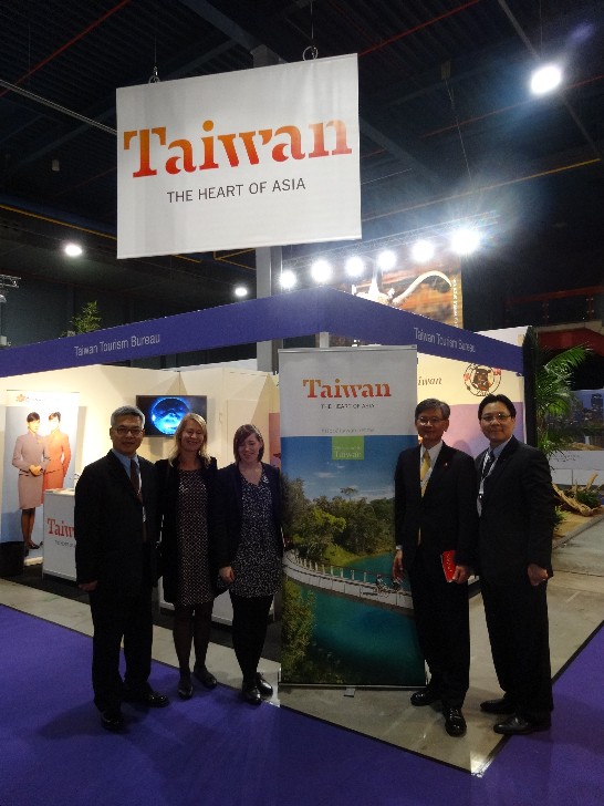 李光章代表（右二）與邱隆藤副代表（左）在台灣觀光局所設的展攤前合影