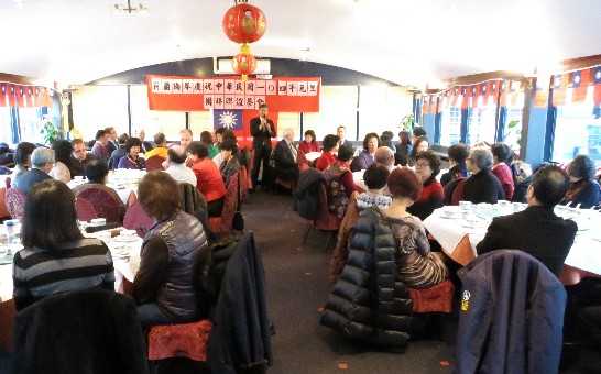 荷蘭僑界在2015年第一個星期六在海牙舉辦慶祝中華民國104年元旦團拜餐會，近60位僑學界代表出席團拜活動，互相道賀，並祝中華民國國運昌隆。駐荷蘭代表處李光章大使嘉許民國103年僑界團結和諧，期許臺灣民國104年經濟持續發展，臺荷之間在原有緊密的基礎上，有新的突破與進展，並請僑界繼續支持代表處，推動各項工作。