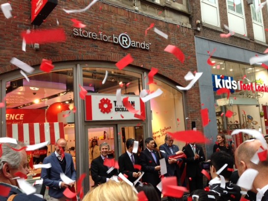 周大使為台灣精品展開幕活動剪綵