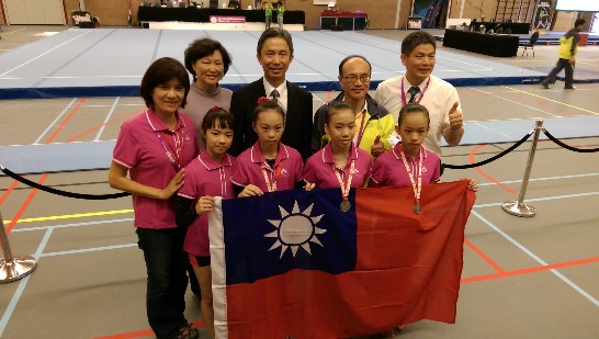 周大使伉儷赴Alkmaar慰勉參加「2015年國際少年運動會」的台北市及新北市代表隊