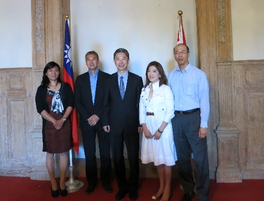 6月30日上午周大使在代表處辦公室與僑務顧問黃榮光、僑務促進委員劉秀琴與王儷靜等三位新任僑務榮譽職茶敘，恭賀榮任僑務榮譽職，並就駐地僑情及僑務工作交換意見。