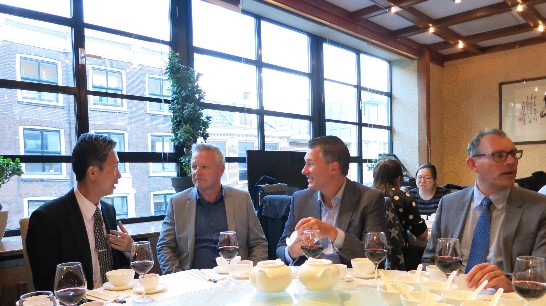 周大使夫婦9月16日晚間宴請2015年港口盃成棒邀請賽中華對荷蘭贊助單位Paddy Roomer(WPT Tournament Commercial Director),Jan Ruigendijk(Baker Tilly Berk),Baart Brinkman(Roterdam Partner)及志工，感謝大家的幫忙，讓僑胞參與一場精采賽事。