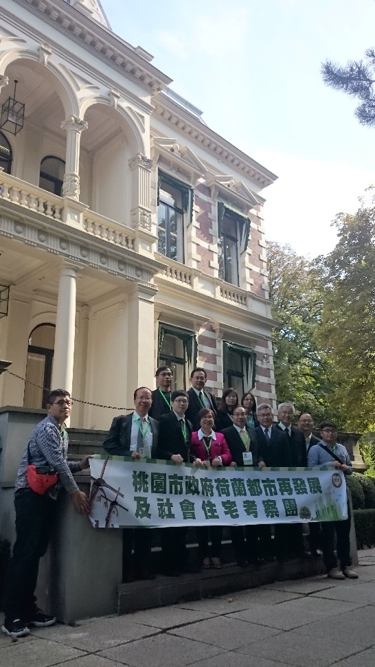 邱副代表隆藤與來荷考察之桃園市王副市長明德一行於本處合影留念