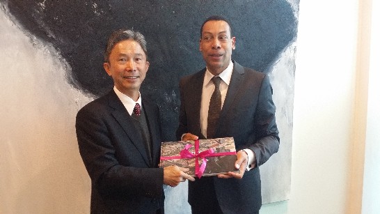 1/6本處周大使拜會Almere新任市長Franc Weerwind, 結束後互贈禮品合照