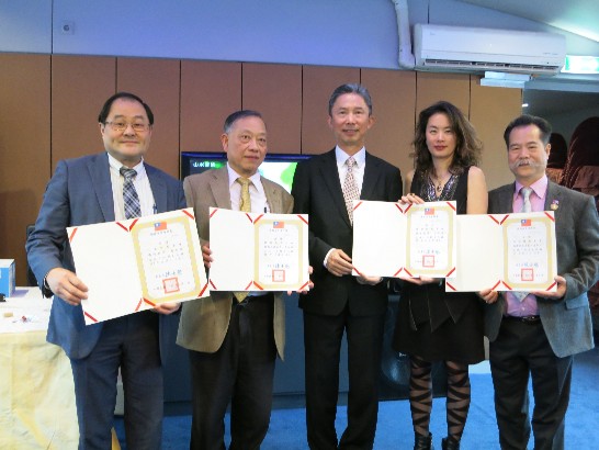 周大使於荷蘭僑界元旦團拜頒發林婉叡、汪永全、簡興華、邱金將4人僑務榮譽職證書。