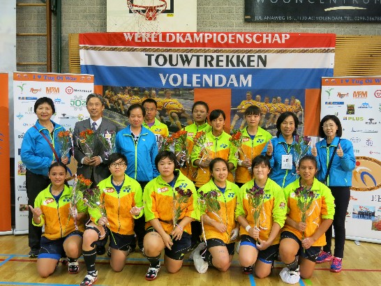 景美女中在荷蘭2016室內拔河公開賽500kg量級奪冠後，本處周大使特前往獻花合影