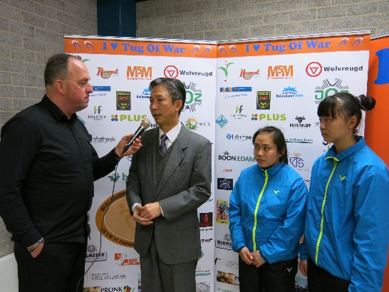 周大使與景美女中拔河隊代表選手接受荷蘭2016室內拔河錦標賽之大會採訪，影音隨即上傳大會官方網站直播。