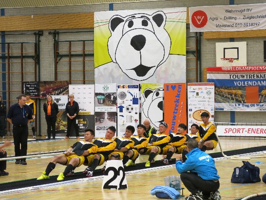 僑泰中學/亞洲大學600kg男子代表隊於荷蘭2016室內拔河錦標賽比賽一景，最終雖敗猶榮，搶得銀牌。