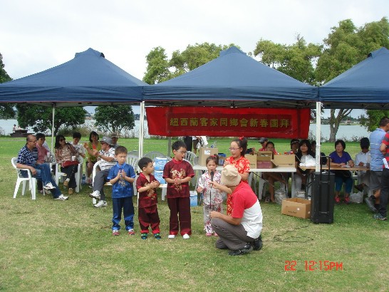 第三代小僑民表演客家童謠